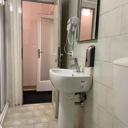 A I R H1o Hostal *